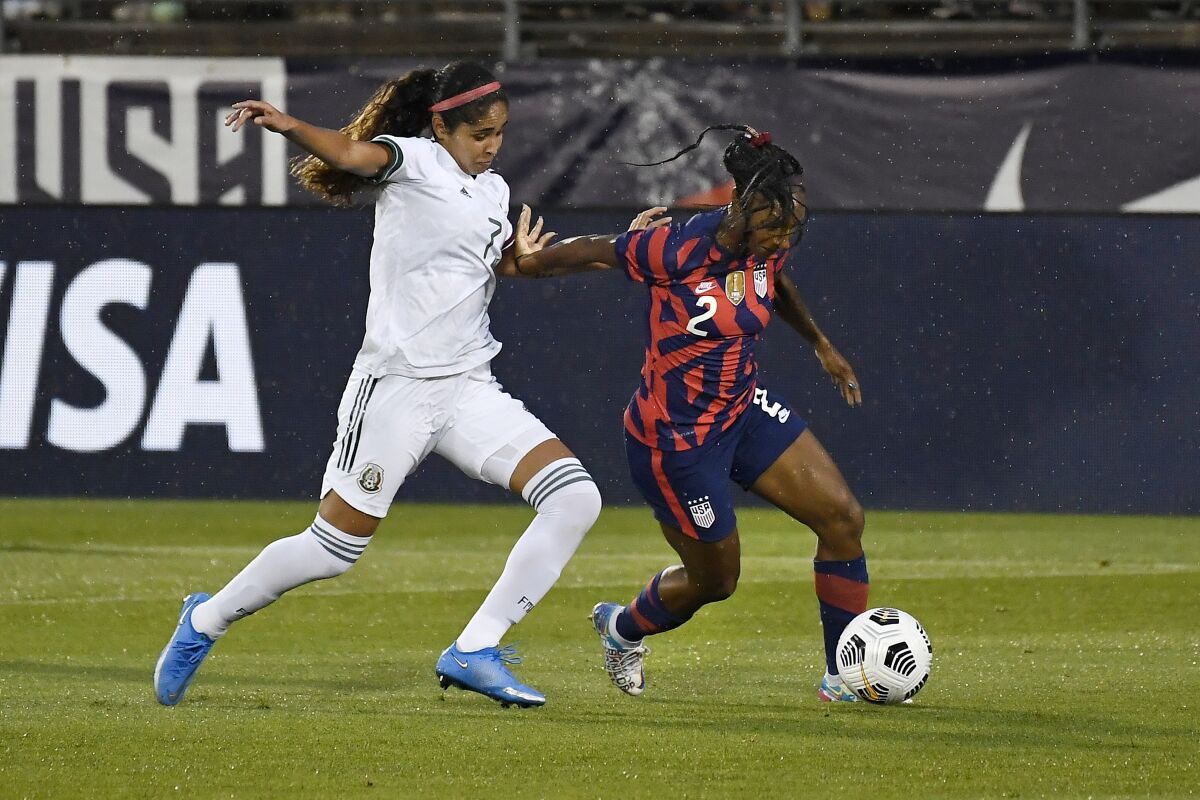 United States Crystal Dunn, right, keeps the ball from Mexico's Daniela Espinosa 