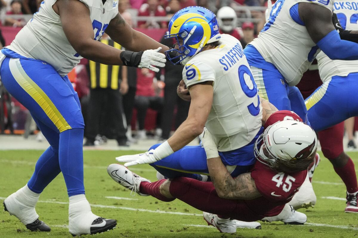 Le secondeur des Cardinals Dennis Gardeck (45) a plaqué le quart-arrière des Rams Matthew Stafford (9) à trois reprises.