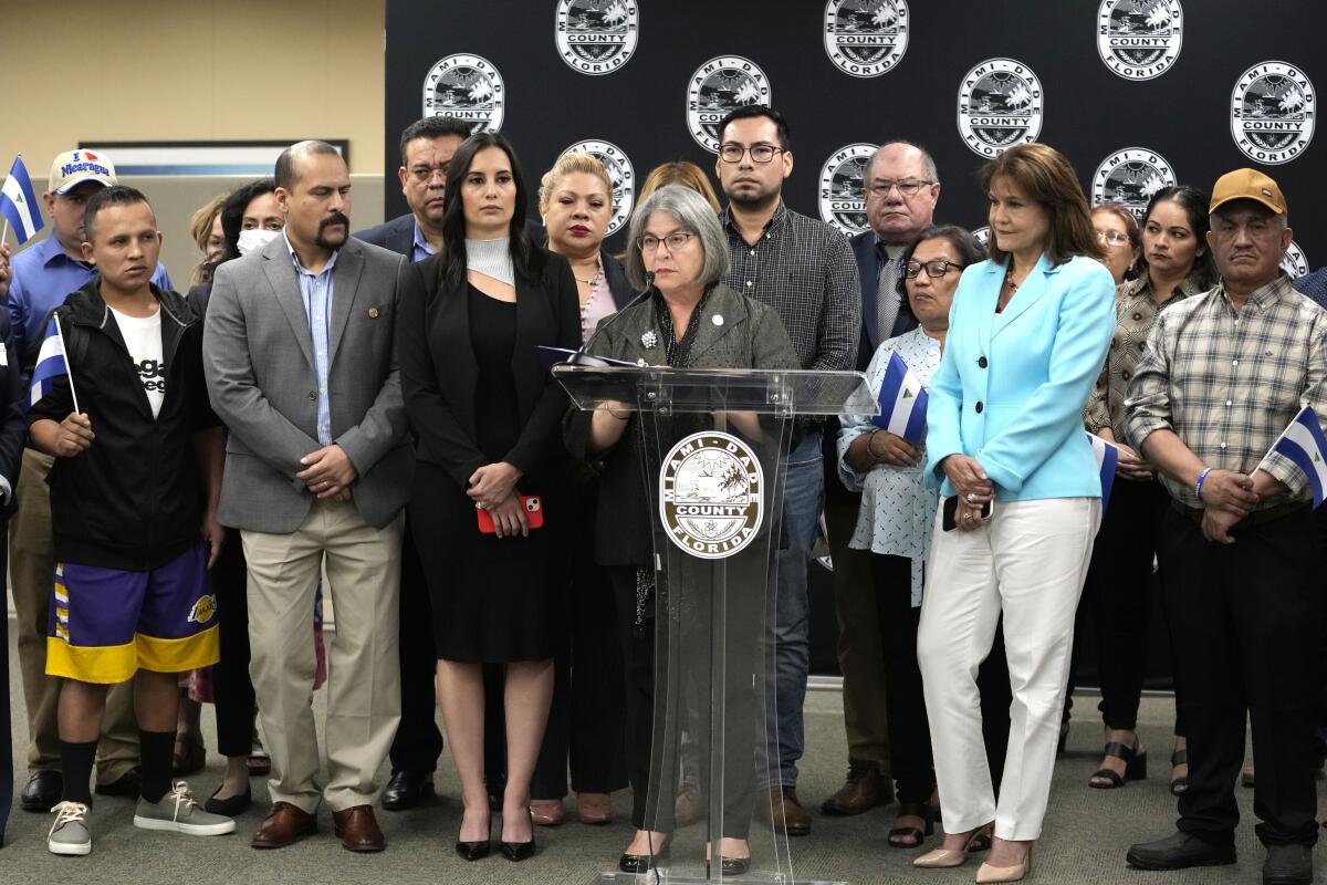La alcaldesa de Miami-Dade, Daniella Levine Cava, al centro, ofrece una rueda de prensa 