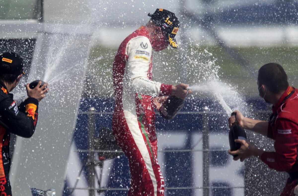 El piloto alemán Mick Schumacher del equipo Prema Racing de la Fórmula 2 celebra su victoria en Rusia.