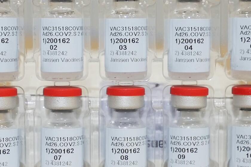ARCHIVO - La foto de archivo del 2 de diciembre de 2020 distribuida por Johnson & Johnson muestra frascos de la vacuna contra el COVID-19 de Janssen. La vacuna de una sola dosis protege contra el COVID, de acuerdo con un análisis de los reguladores estadounidenses el miércoles 24 de febrero de 2021, lo que allana el camino para su aprobación. (Johnson & Johnson via AP)