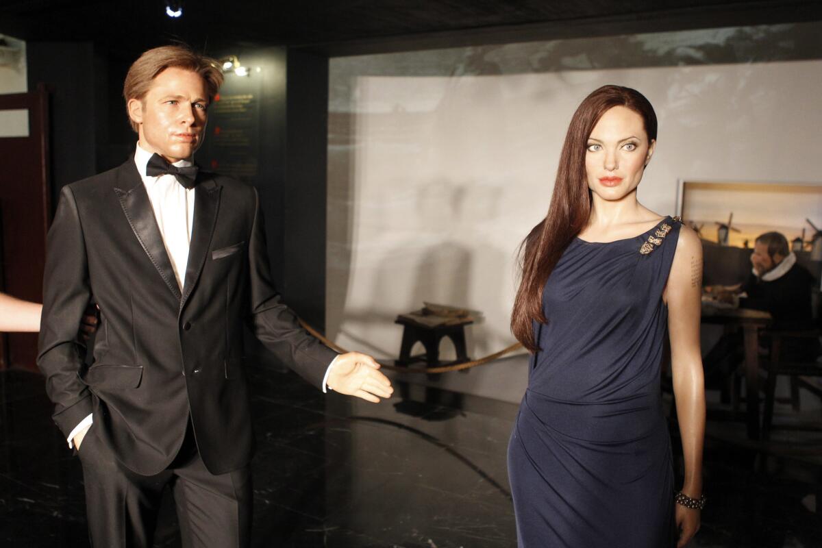 Operarios del Museo de Cera separan las figuras de Angelina Jolie y Brad Pitt, tras el anuncio de la solicitud divorcio de la pareja. EFE/Víctor Lerena