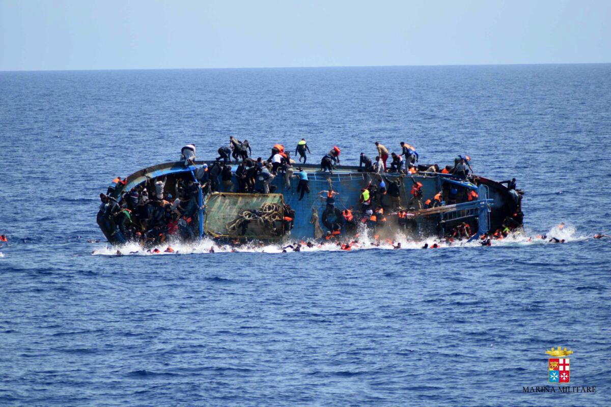 En esta foto aparecen personas que saltan de un bote momentos antes de que se vaya a pique frente a las costas de Libia el miércoles, 25 de mayo del 2016. (Marina Militare via AP)
