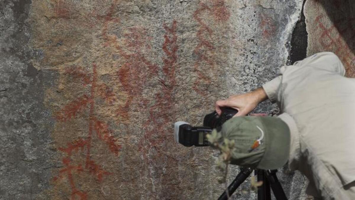 Steve Freer experto en pinturas rupestres documenta los pictogramas que se encuentran en Rancho Guejito, una de las pocas pinturas que quedan intactas en California. Harry J. Jones