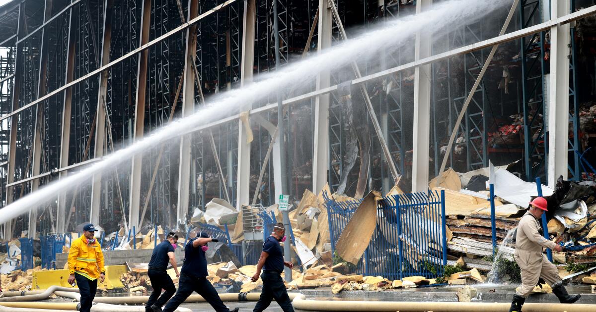 Il y avait de la viande pourrie et une odeur nauséabonde sur les lieux de l’incendie de l’entrepôt de Boyle Heights.