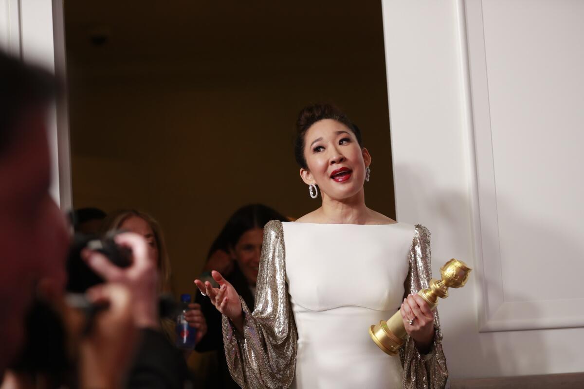 Golden Globes host Sandra Oh after winning for ctress in a Television Series - Drama, in the Trophy Room at the 76th Golden Globes at the Beverly Hilton Hotel on January 06, 2019 (Allen J. Schaben / Los Angeles Times)