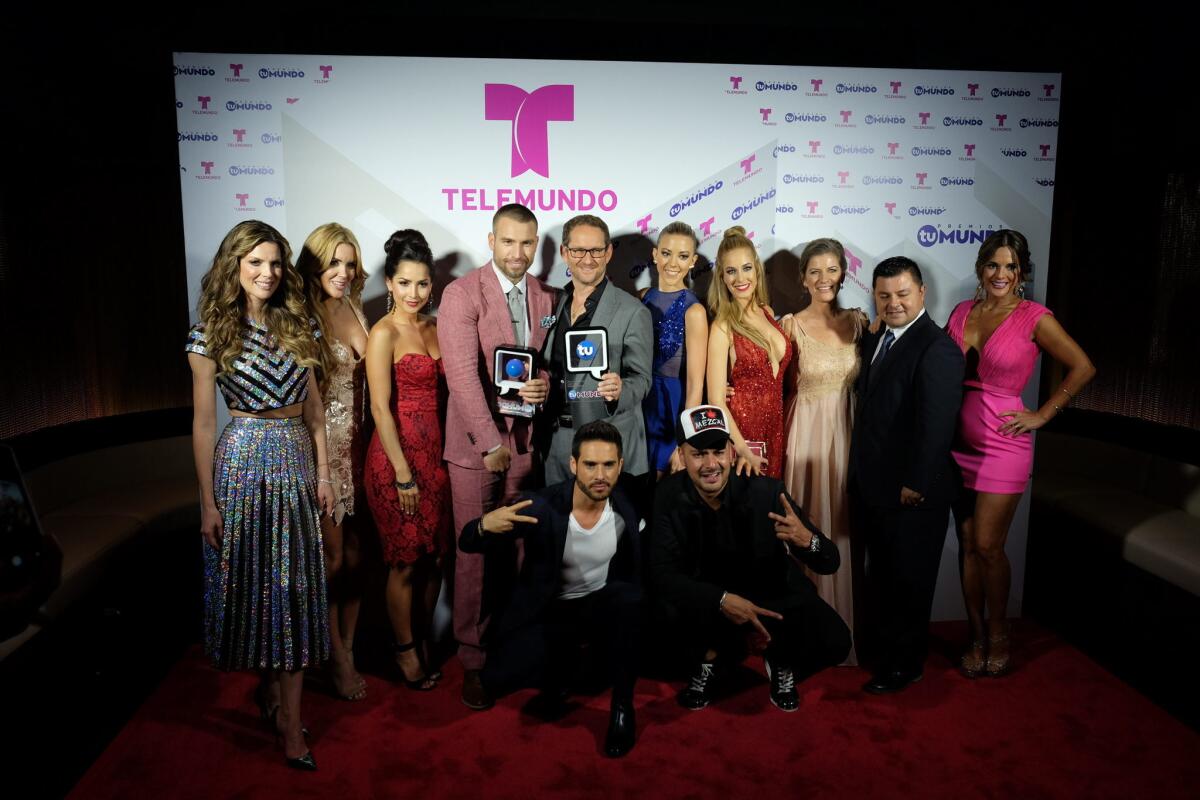 El reparto de El Señor de los Cielos 3 posa con su premio durante los 'Premios Tu Mundo' junto a su productor ejecutivo Joshua Mintz y la actriz Maritza Rodríguez, a quien se verá en la Cuarta Temporada.