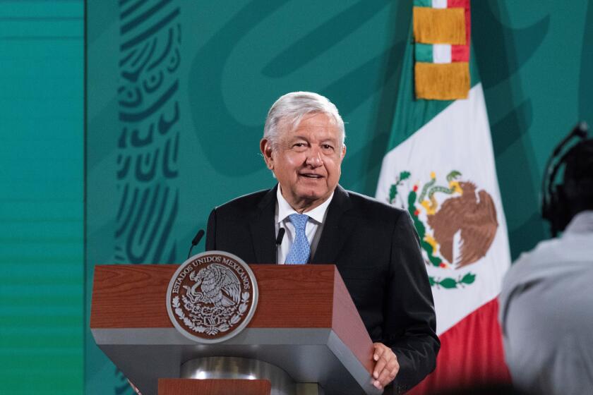 López Obrador se compromete a reabrir accidentada línea del metro en un año