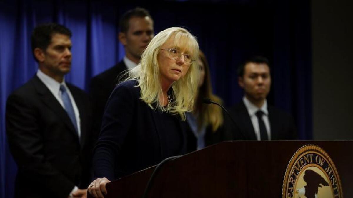 La fiscal federal Eileen M. Decker anunció este miércoles la presentación de cargos por tráfico sexual contra un oficial de policía del Distrito Escolar Unificado de Los Ángeles.