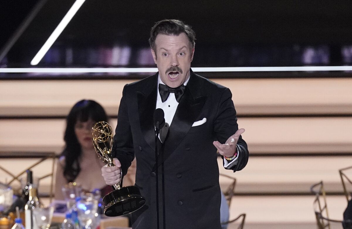 Jason Sudeikis acepta el Emmy como actor principal destacado 