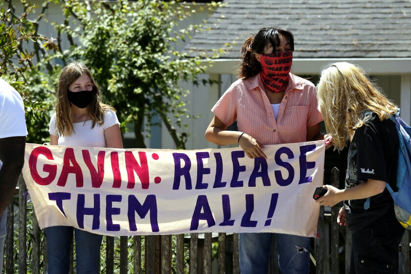 活動家は、カリフォルニア州サンクエンティンでのギャビン・ニューサム知事による記者会見で囚人の釈放を要求している。