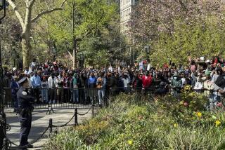 Inmigrantes se reúnen en el Parque del Ayuntamiento de la ciudad de Nueva York, el martes 16 de abril de 2024. (AP Foto/Cedar Attanasio)