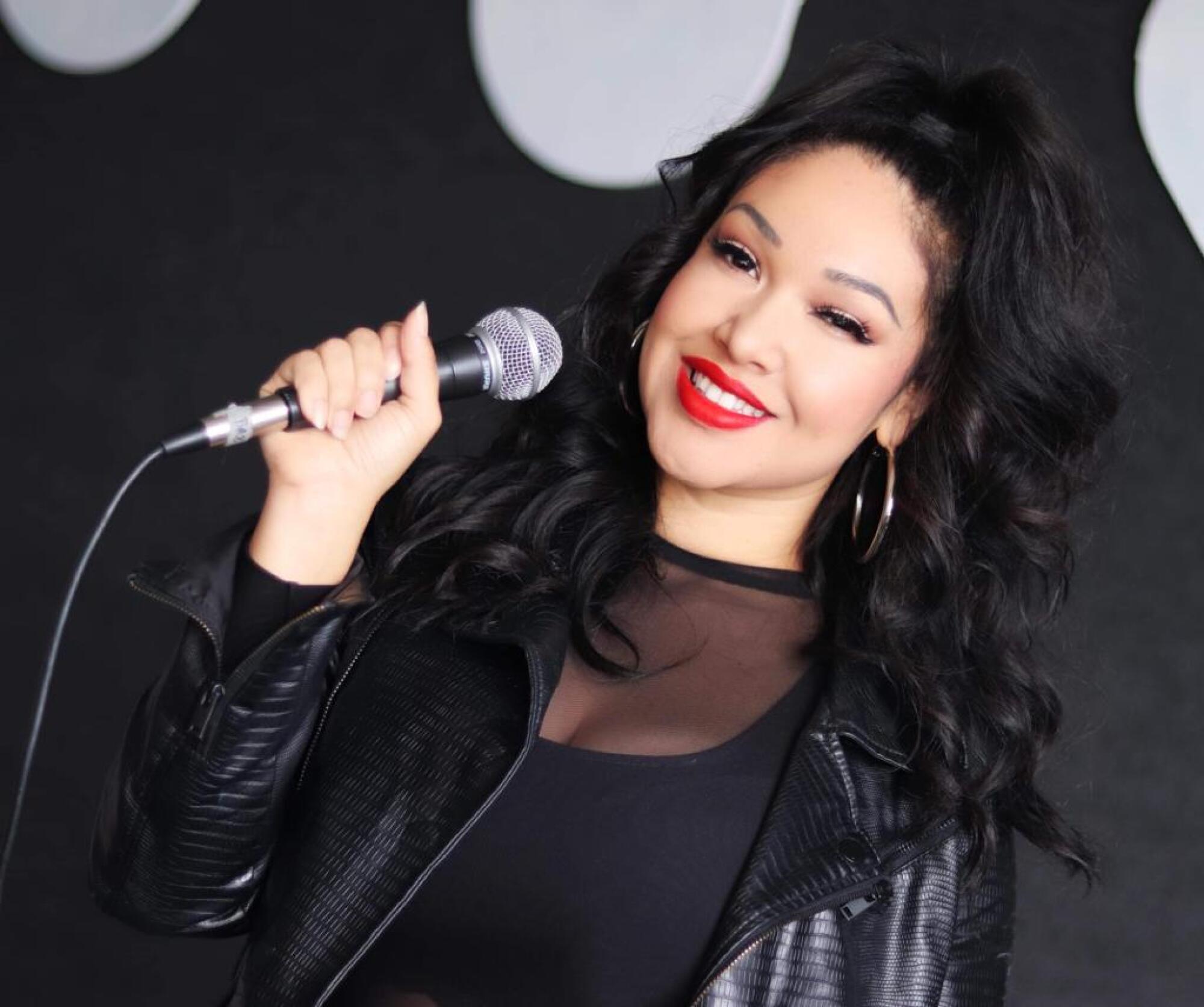 Tina Aldana rinde tributo a Selena con su interpretación como integrante de The Como la Flor Band.