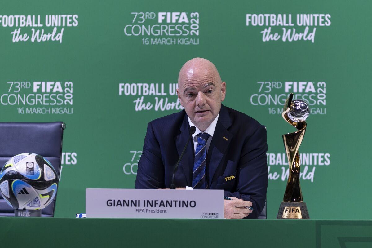 El presidente de FIFA, Gianni Infantino, habla en un torneo de fútbol 
