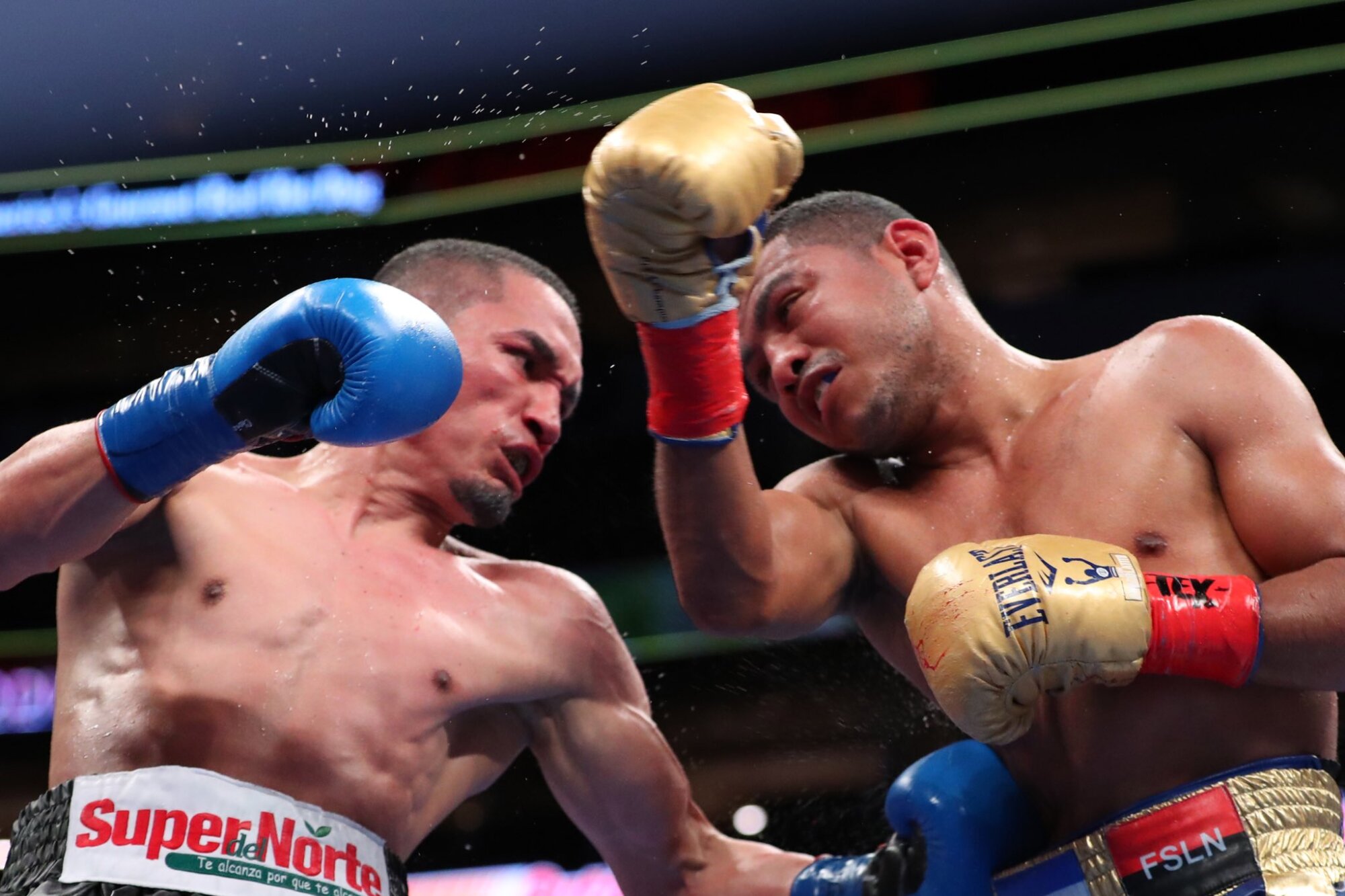 'Gallo' Estrada vs. Román 'Chocolatito' González 3 avanza a pie firme para el próximo 16 de octubre.