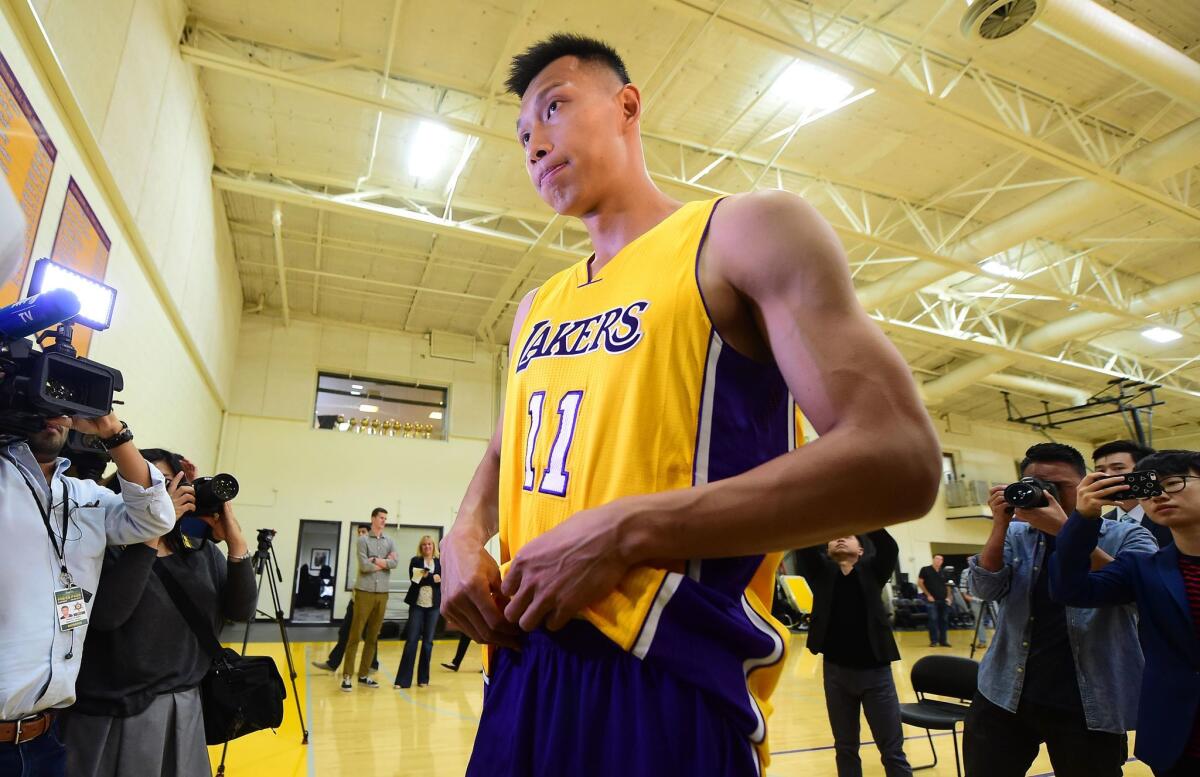 Yi Jianlian, el nuevo jugador chino de los Lakers, espera demostrar por qué merece estar en la NBA.