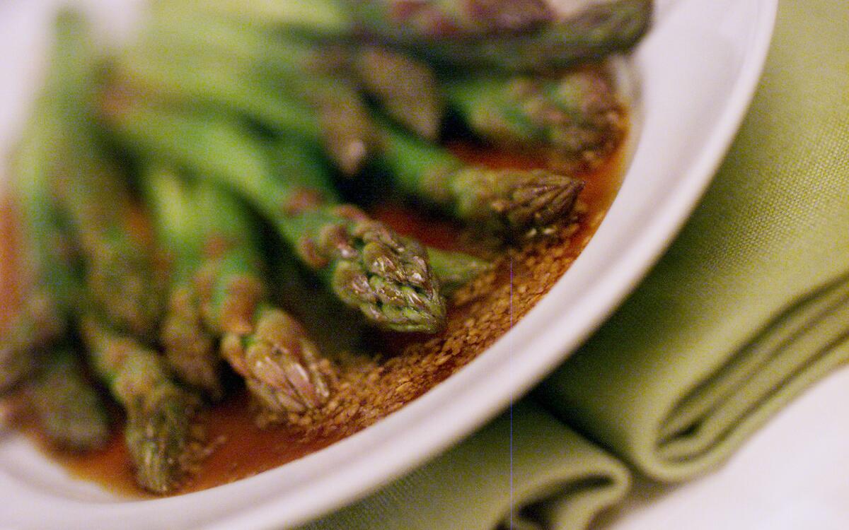 Japanese asparagus with pounded sesame sauce