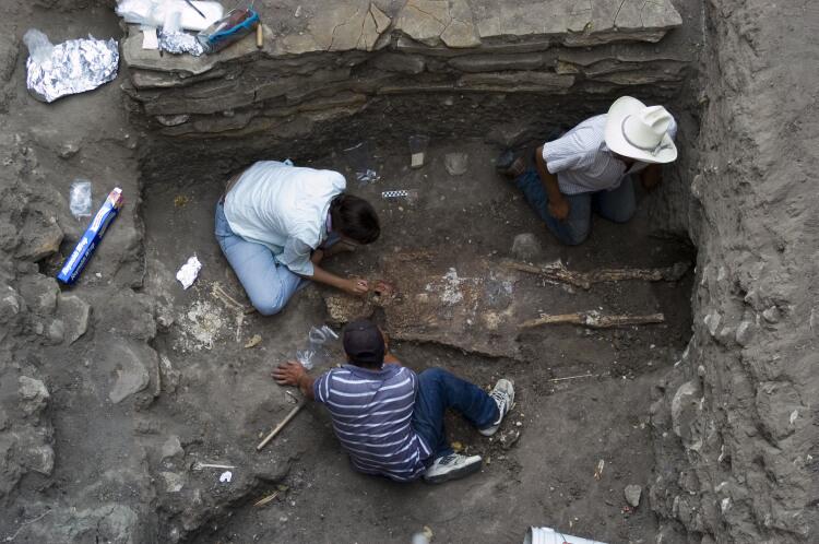 Archaeologist Lynneth S. Lowe and two workers unearth remains in a tomb at Chiapa de Corzo, Mexico, discovered by a team led by archaeologist Bruce Bachand.