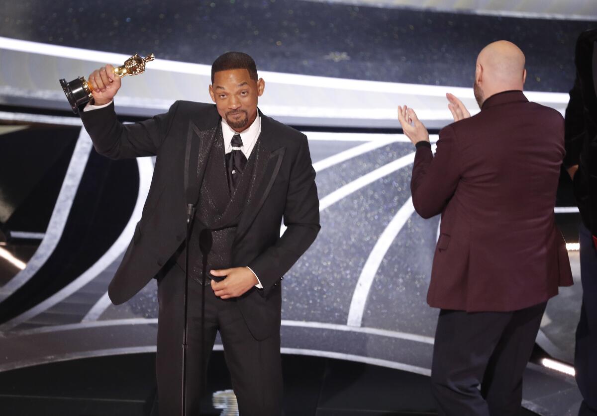 La Academia baraja retirar el Óscar a Will Smith por su bofetón en la gala