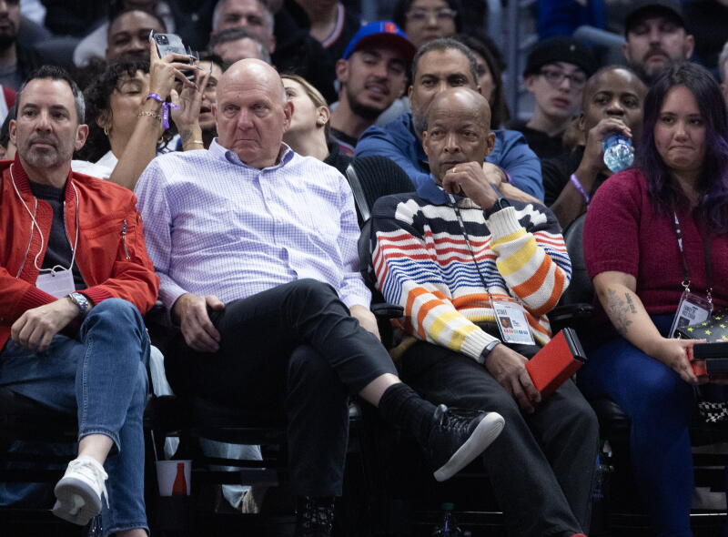 Clippers'ın sahibi Steve Ballmer, soldan ikinci, Clippers'ın büyük yenilgisini izliyor.