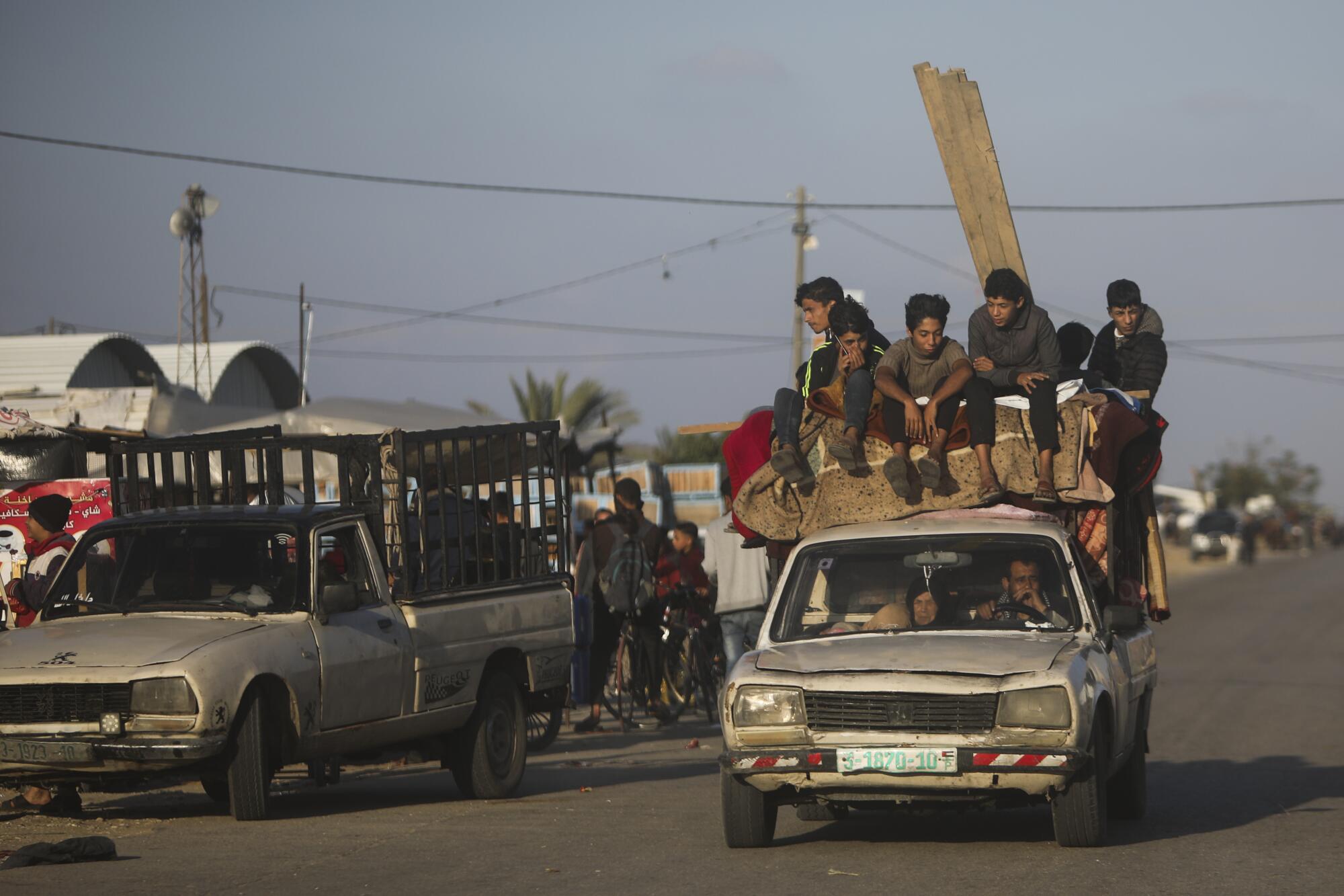 Gazans crowded into vehicles fleeing the Israeli ground offensive