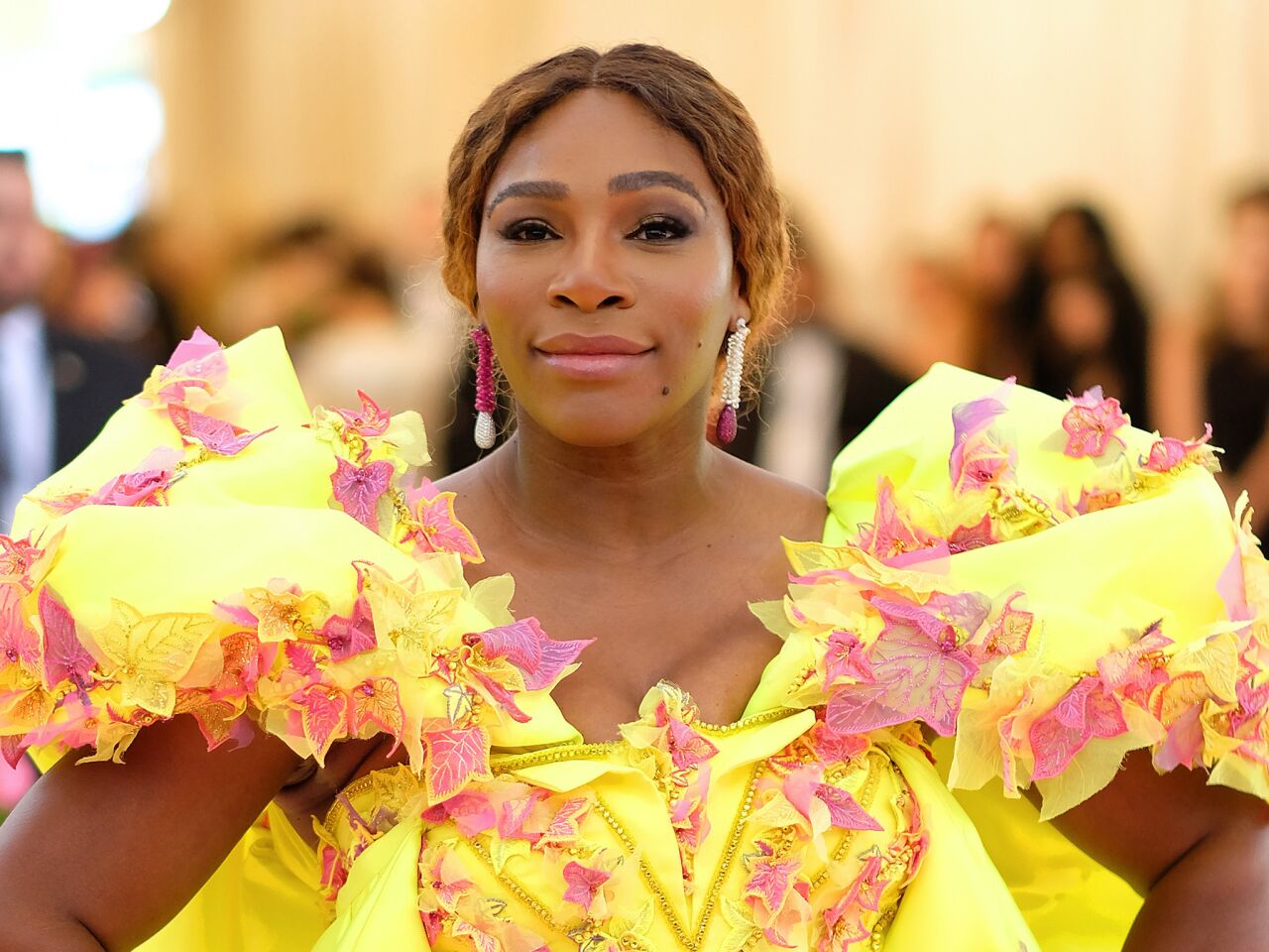 Tennis great Serena Williams went easy on the makeup, giving her yellow-and-pink Versace gown the spotlight.