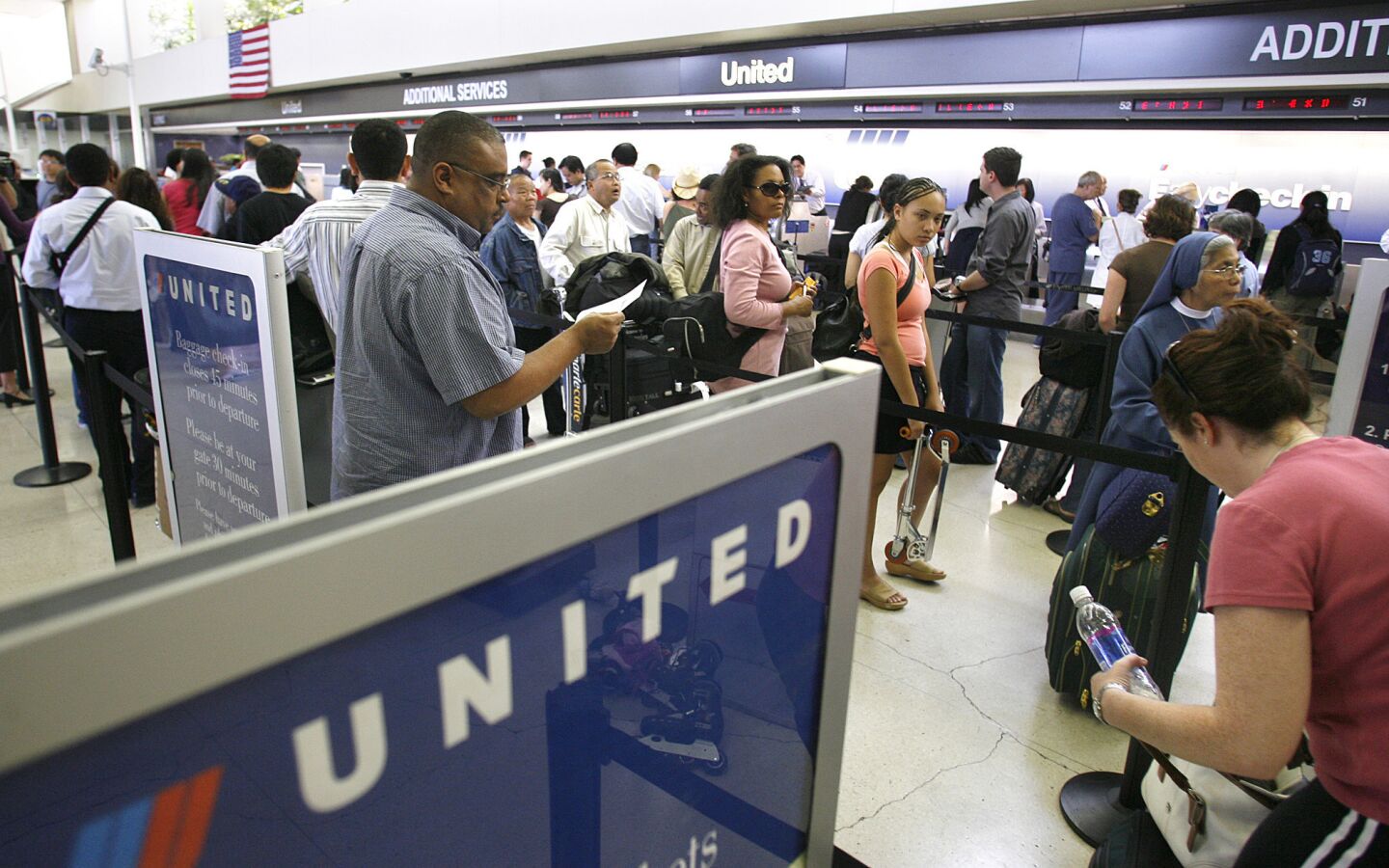 Rating: 60 out of 100.United received the lowest rating among the largest airlines. The carrier's score was down from 62 in 2013.