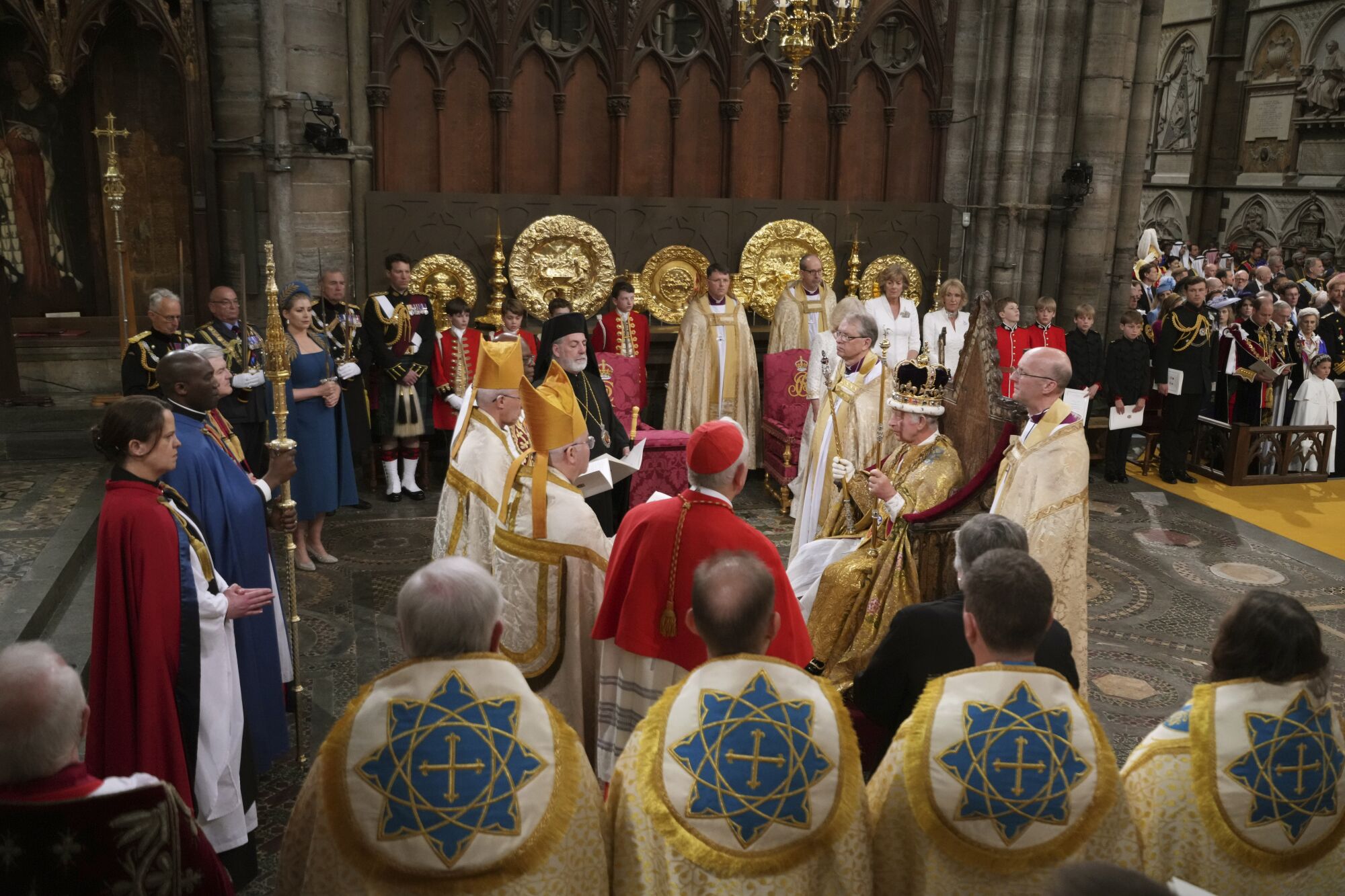 Kral Charles III, Londra'daki Westminster Abbey'deki taç giyme töreni sırasında