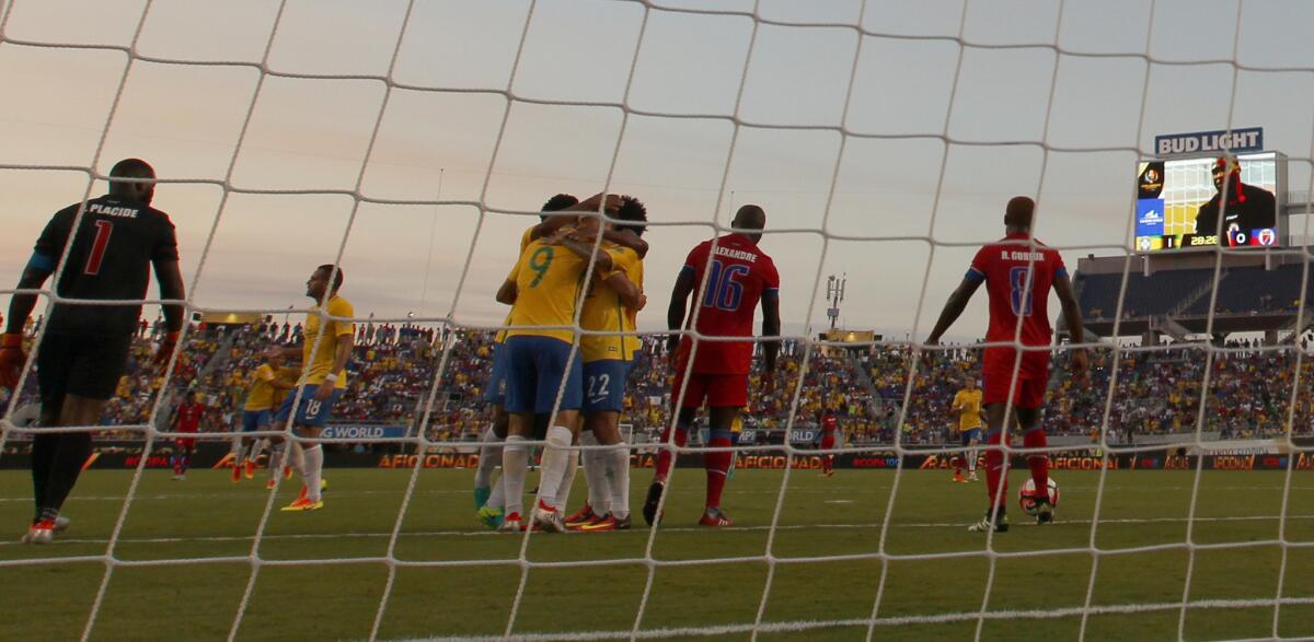 Los jugadores de Brasil celebran la anotación de un gol ante Haití hoy, miércoles 8 de junio de 2016, durante un partido entre Haití y Brasil por la Copa América Centenario 2016 en el estadio Camping World de Orlando (Estados Unidos).