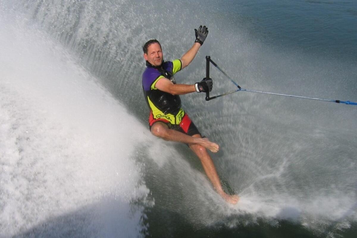 Steve Krueger, al que se ve aquí descalzo haciendo esquí acuático