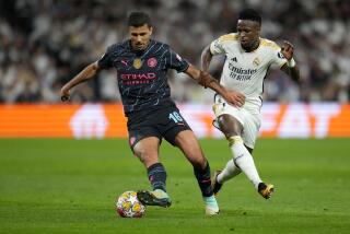 Vinicius Junior (derecha) del Real Madrid pugna por el balón con Rodri del Manchester City en los cuartos de final de la Liga de Campeones, el martes 9 de abril de 2024. (AP Foto/Manu Fernández)