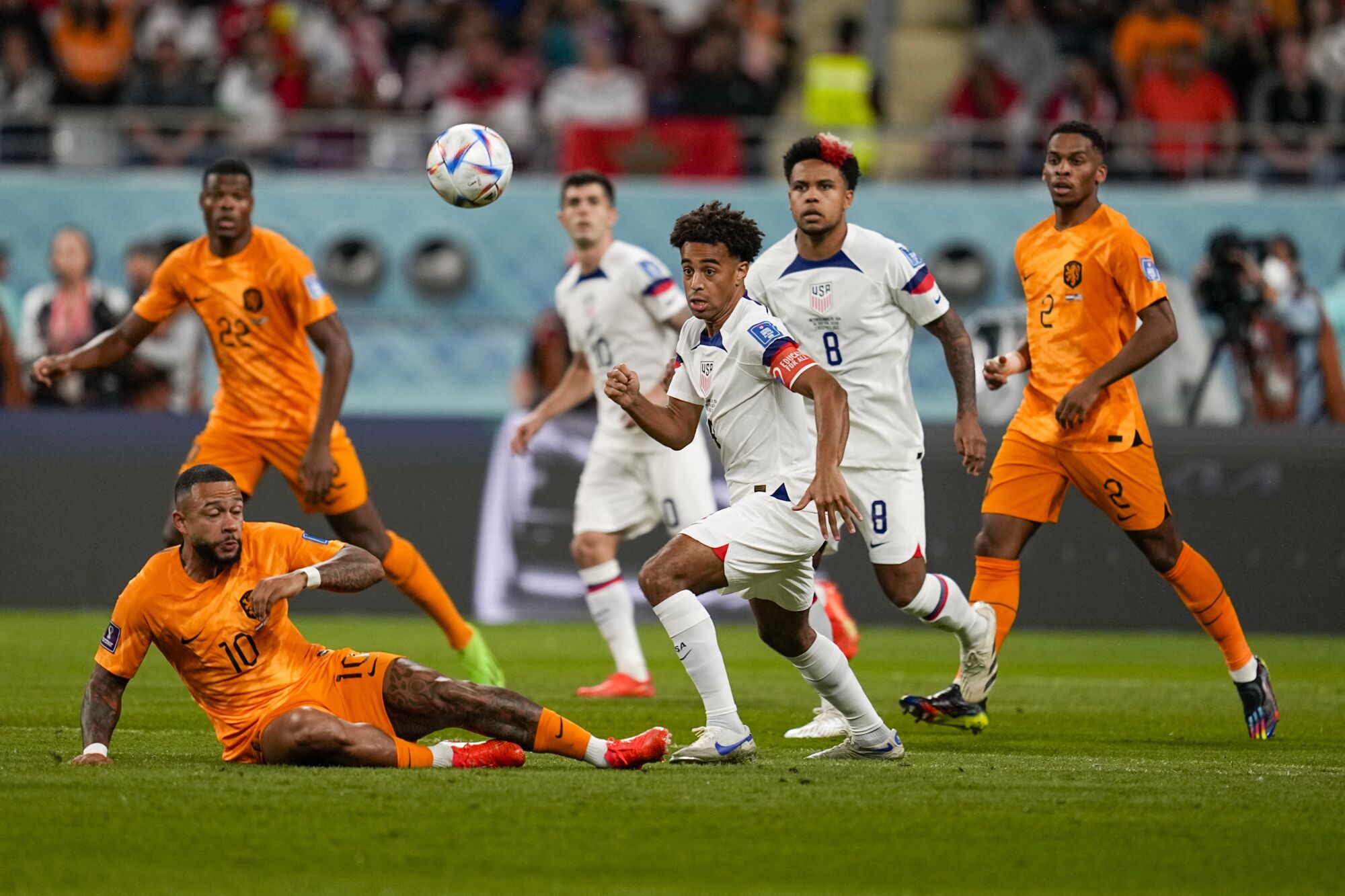 L'Américain Tyler Adams poursuit le ballon sous la pression du Memphis Depay des Pays-Bas lors d'un match de Coupe du monde 