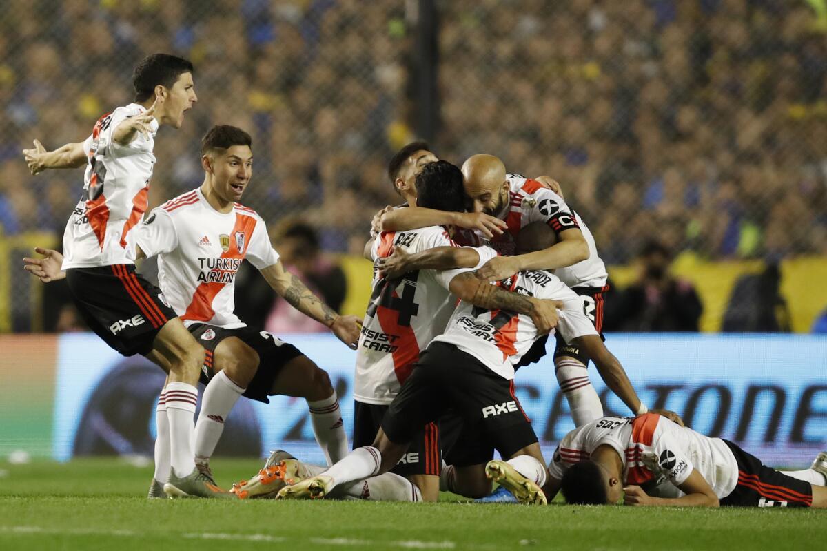 Los jugadores de River Plate festejan al final del partido de vuelta contra Boca Juniors en las semifinales de la Copa Libertadores, el martes 22 de octubre de 2019.