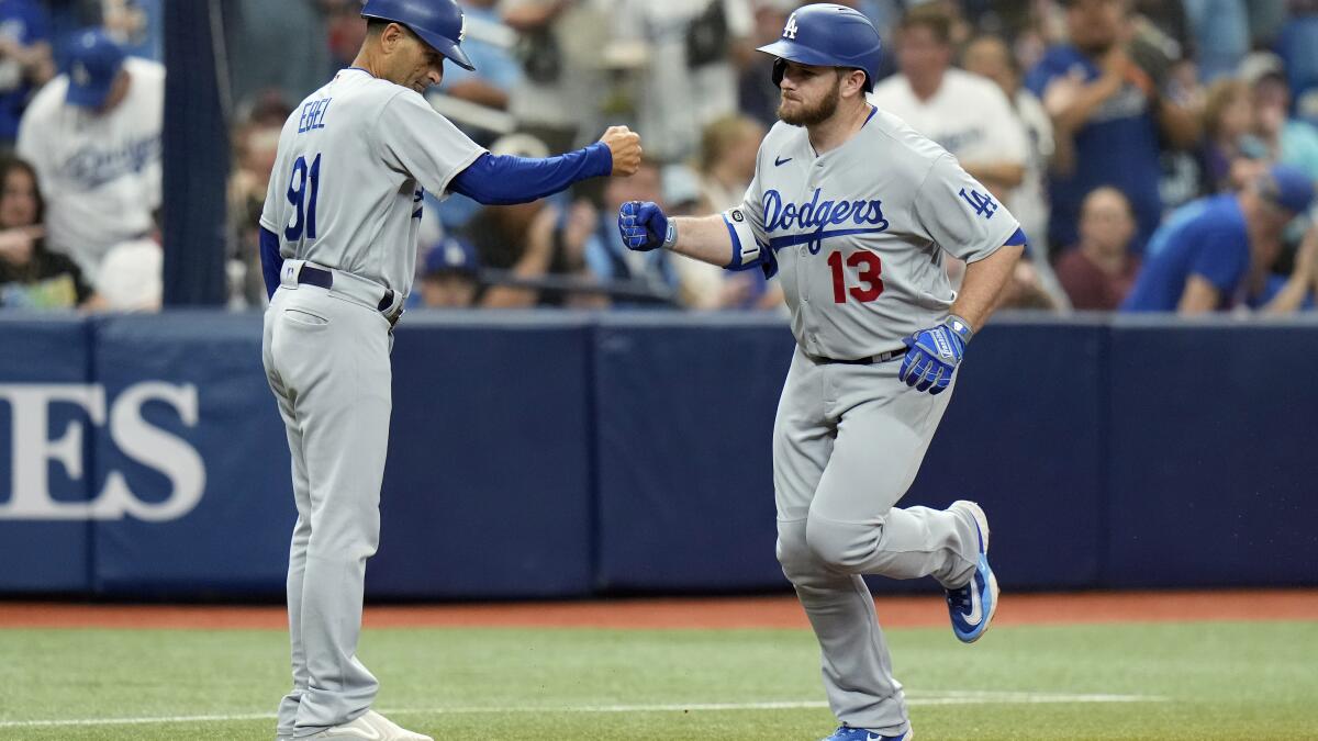 Freeman has 4 hits to extend hitting streak to 19, Dodgers beat