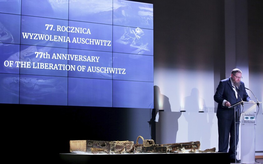 Piotr Cywinski, director del museo estatal Auschwitz-Birkenau, habla durante una ceremonia en el 77mo aniversario de la liberación de Auschwitz-Birkenau por parte de las fuerzas soviéticas, el jueves 7 de enero de 2022, en Oswiecim, Polonia. (AP Foto)