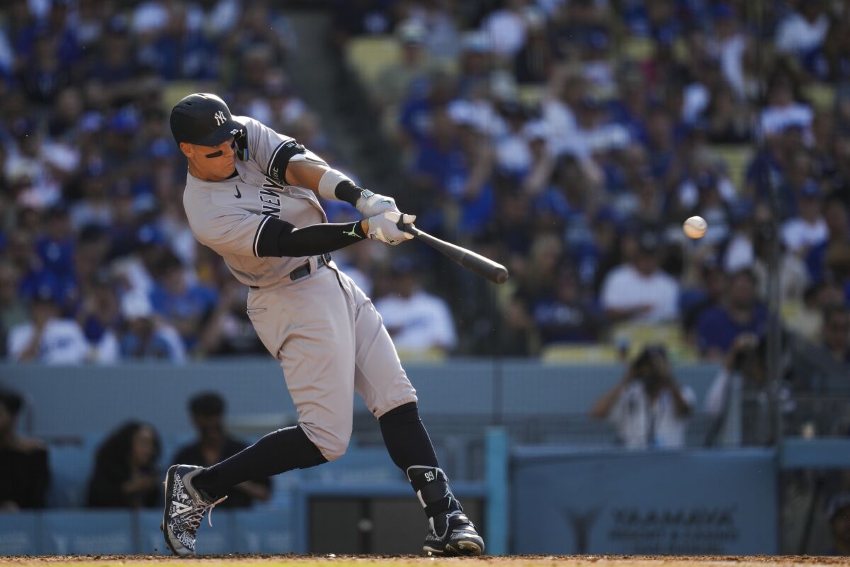 La star des Yankees Aaron Judge se connecte pour un home run de sixième manche contre les Dodgers le 3 juin 2023. 
