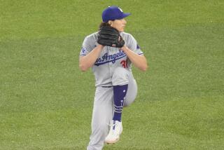 El pitcher de los Dodgers de Los Ángeles Tyler Glasnow trabaja en la sexta entrada del juego ante los Azulejos de Toronto el sábado 27 de abril del 2024. (Chris Young/The Canadian Press via AP)