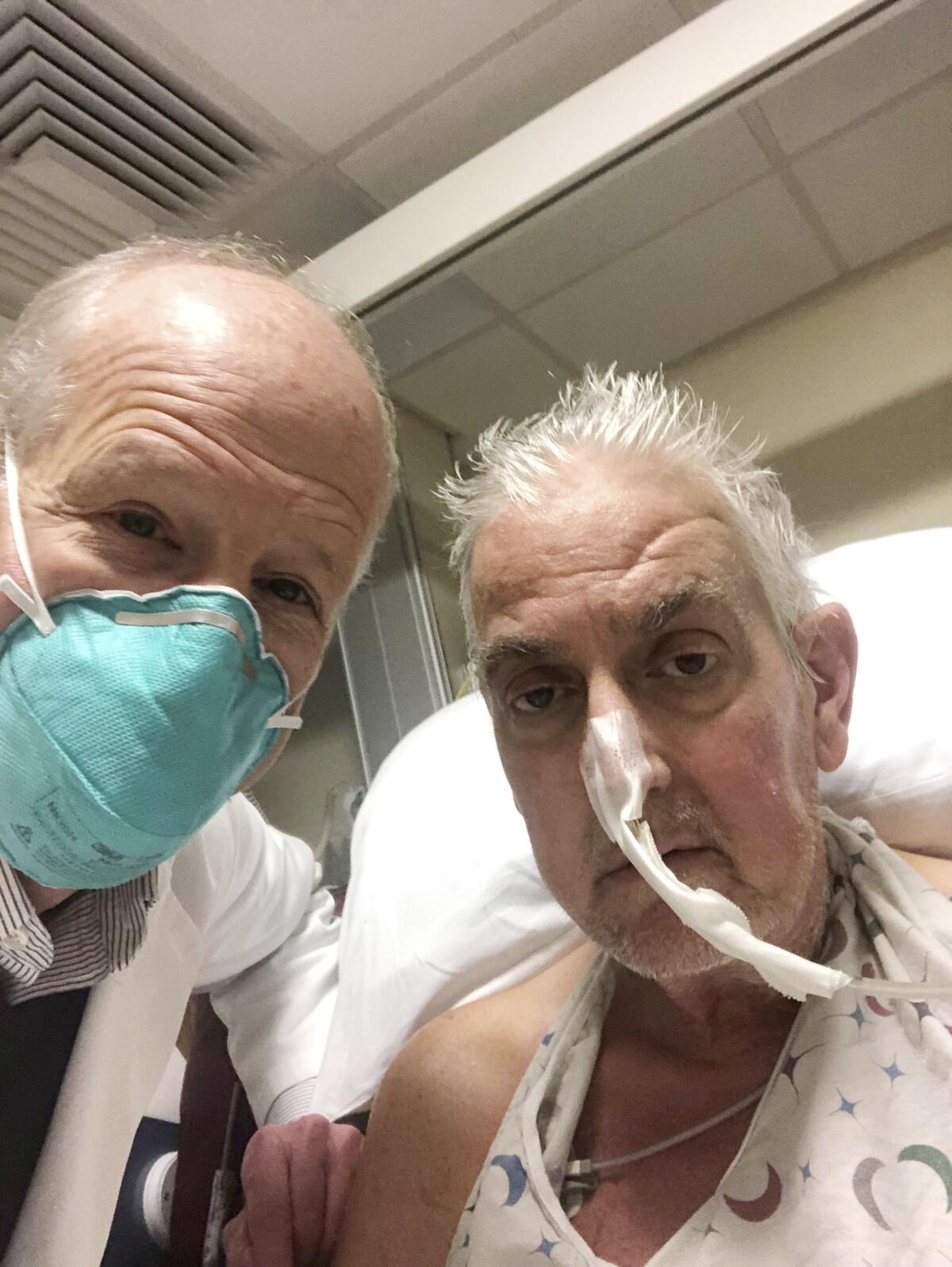 El doctor Bartley Griffith se toma una selfie con el paciente David Bennett, en Baltimore.