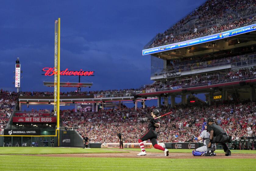 Jonathan India, de los Rojos de Cincinnati, observa su grand slam en contra de los Dodgers de Los Ángeles durante la quinta entrada del juego de béisbol el viernes 24 de mayo de 2024, en Cincinnati. (AP Foto/Jeff Dean)