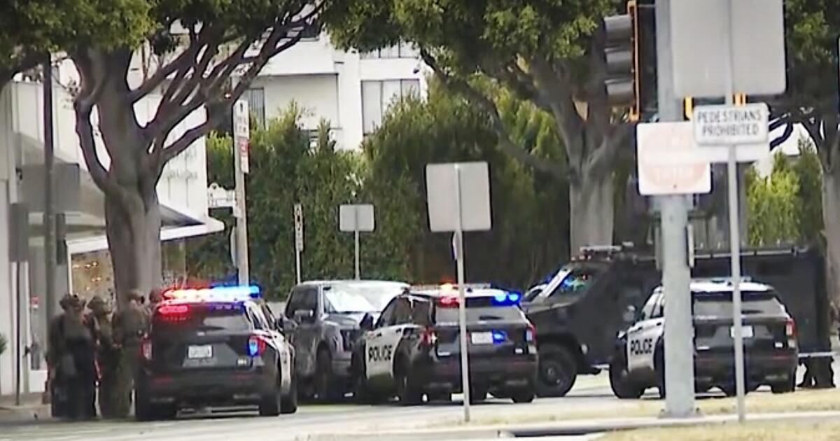 Une poursuite policière à Beverly Hills s’est terminée par un accident et un contrôle impliquant un policier