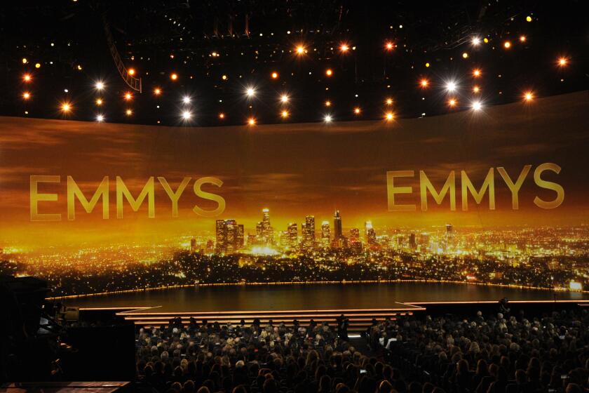 ARCHIVO - Una vista del escenario en la 71a entrega de los Premios Emmy en Los Ángeles el 22 de septiembre de 2019. La 75a edición de los Premios Emmy se pospuso debido a las huelgas de actores y guionistas en Hollywood. (Foto Chris Pizzello/Invision/AP, archivo)