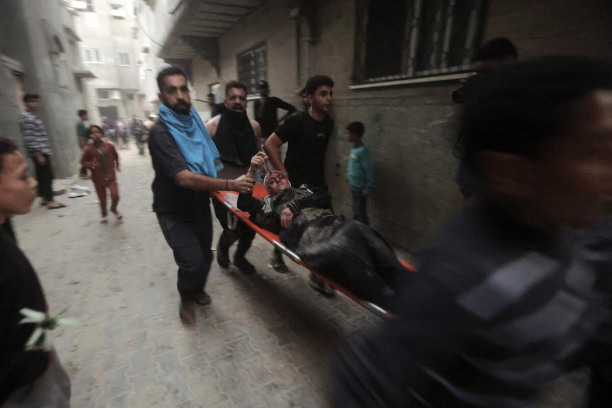 Palestinos evacúan a una mujer herida 
