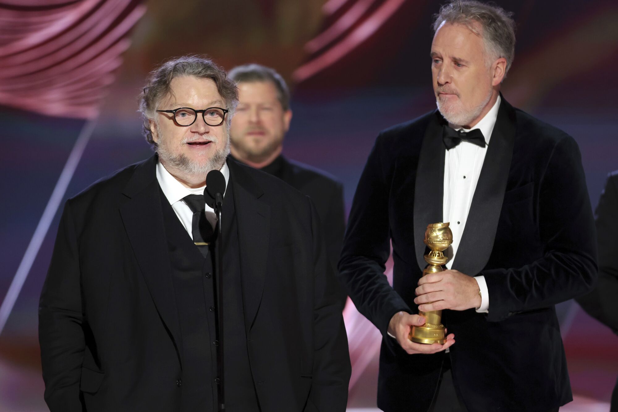 Guillermo del Toro y Mark Gustafson aceptan el premio a la Mejor Película Animada en la ceremonia de los Globos de Oro.