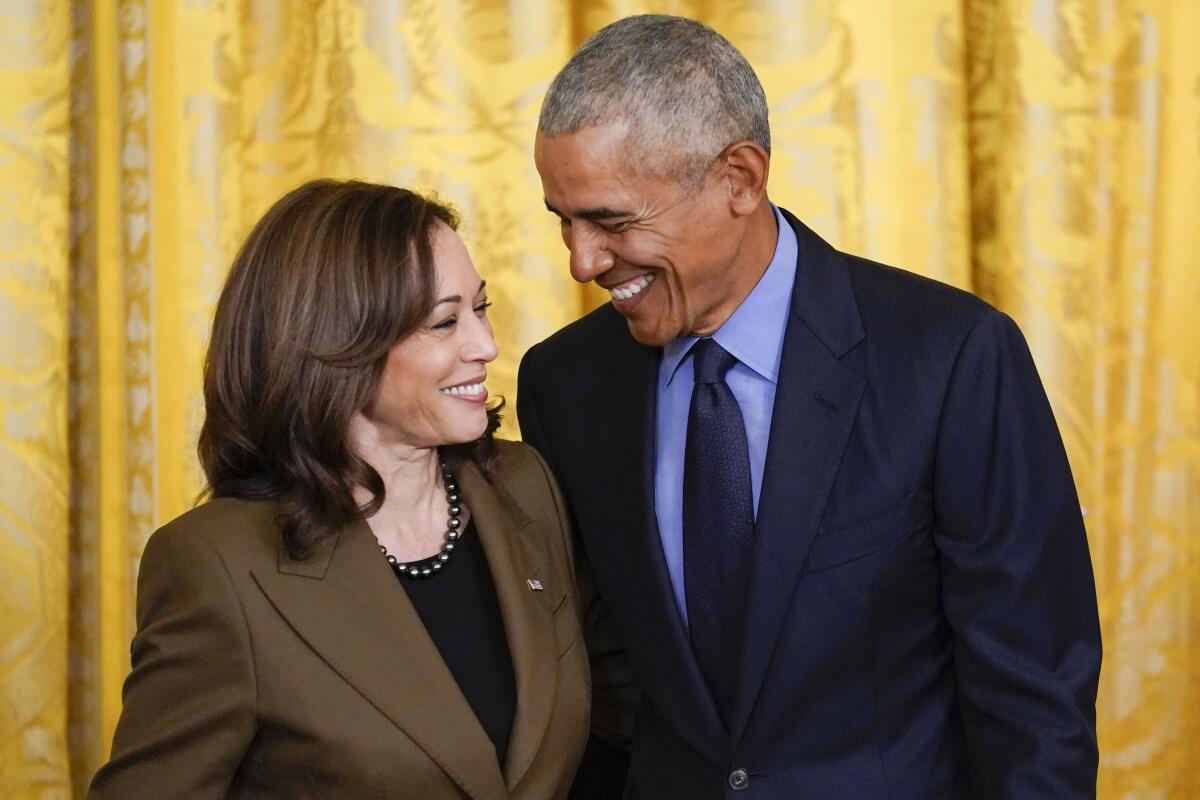 ARCHIVO - El expresidente de Estados Unidos Barack Obama habla con la vicepresidenta, Kamala Harris