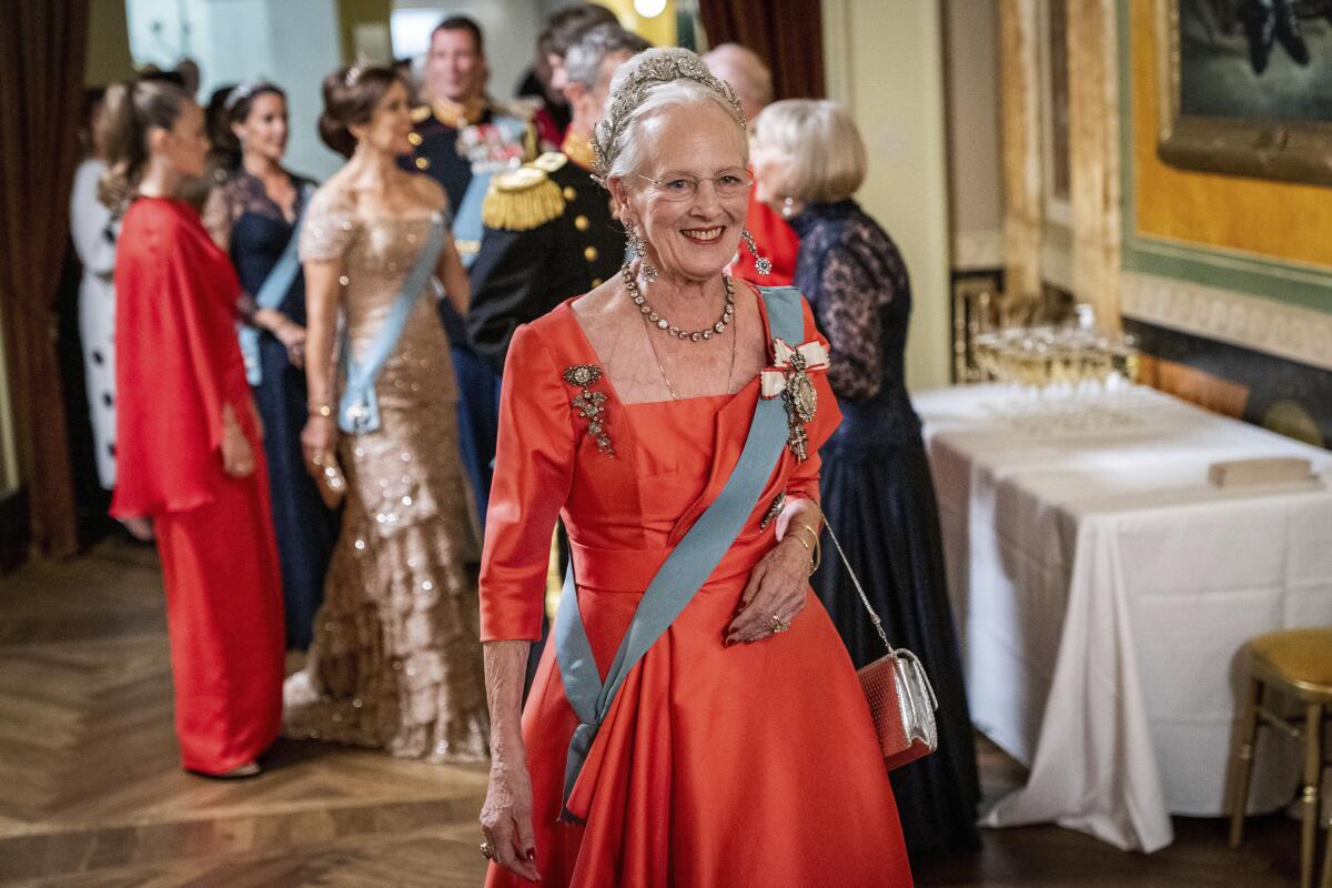 ARCHIVO - La reina Margarita II de Dinamarca recibe a invitados en el Teatro Real Danés 