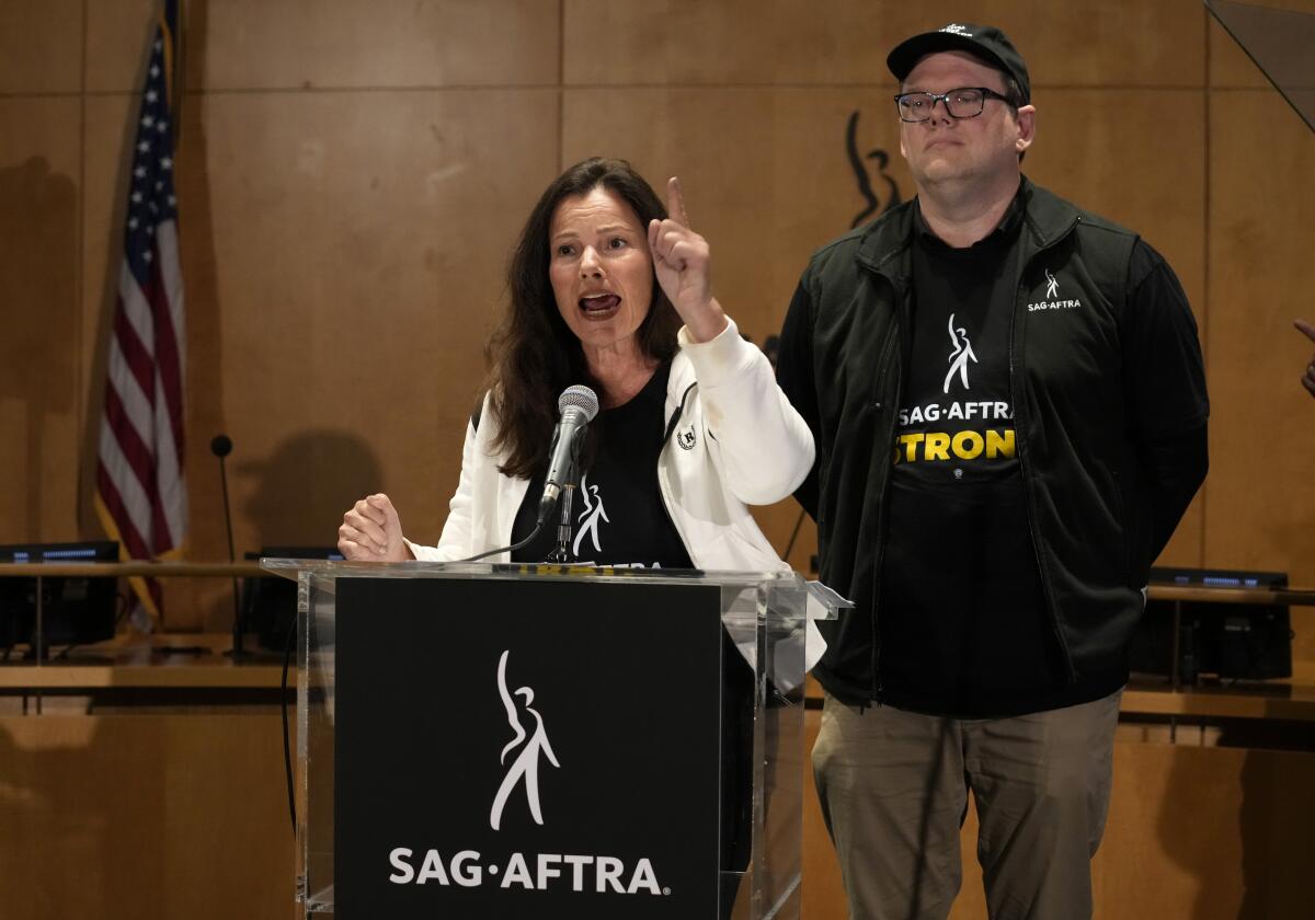 La presidenta de SAG-AFTRA, Fran Drescher, a la izquierda, y el director ejecutivo nacional 