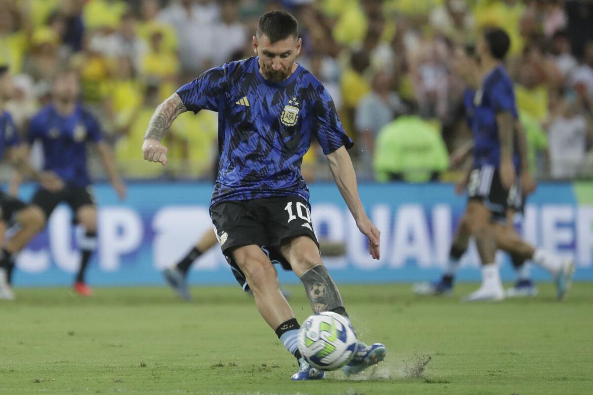 Lionel Messi con Argentina calienta antes del encuentro ante Brasil 