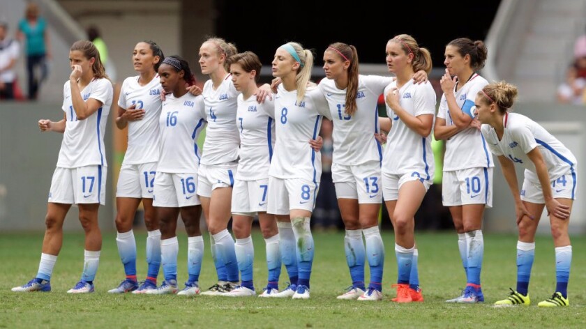 U S Women Finish 16 Atop Fifa Rankings Los Angeles Times