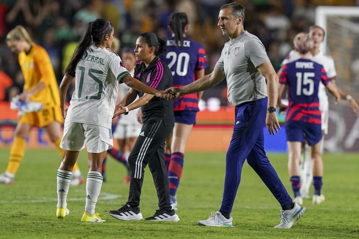 El técnico de Estados Unidos, Vlatko Andonovski (derecha), saluda a la jugadora mexicana Cristina Ferral