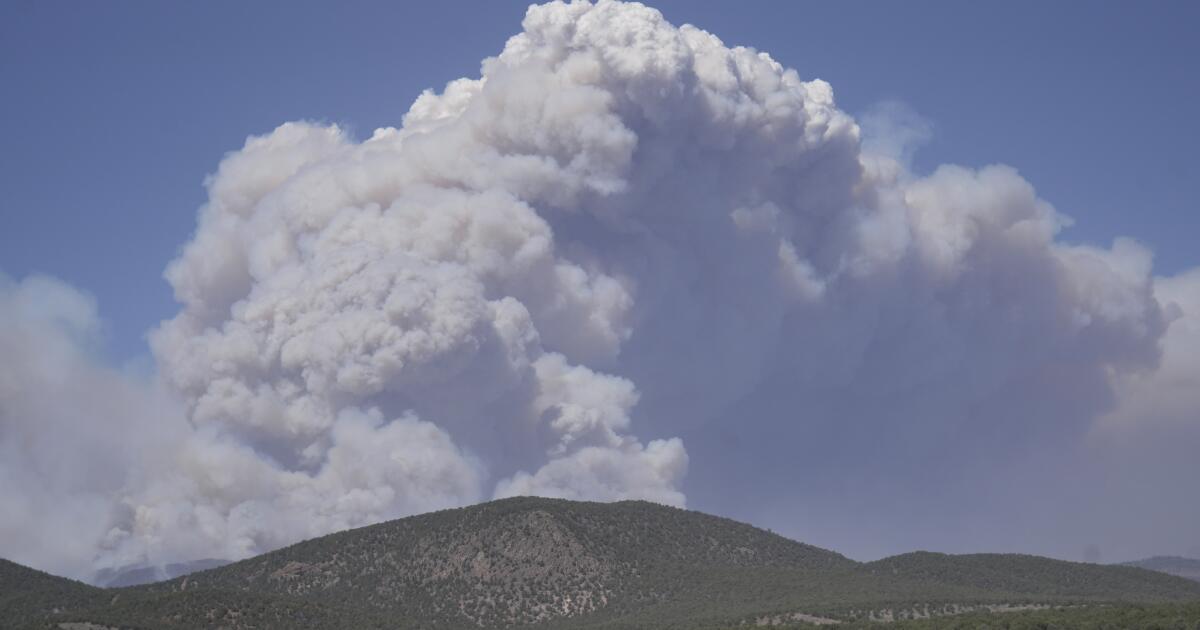 Le mauvais temps a gêné les pompiers, ce qui a conduit à la suppression des incendies dans l’Ouest